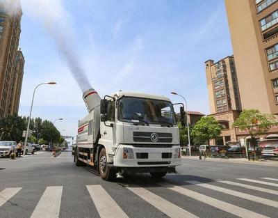 城市中的彩虹使者 雾炮车带来的清凉与美丽